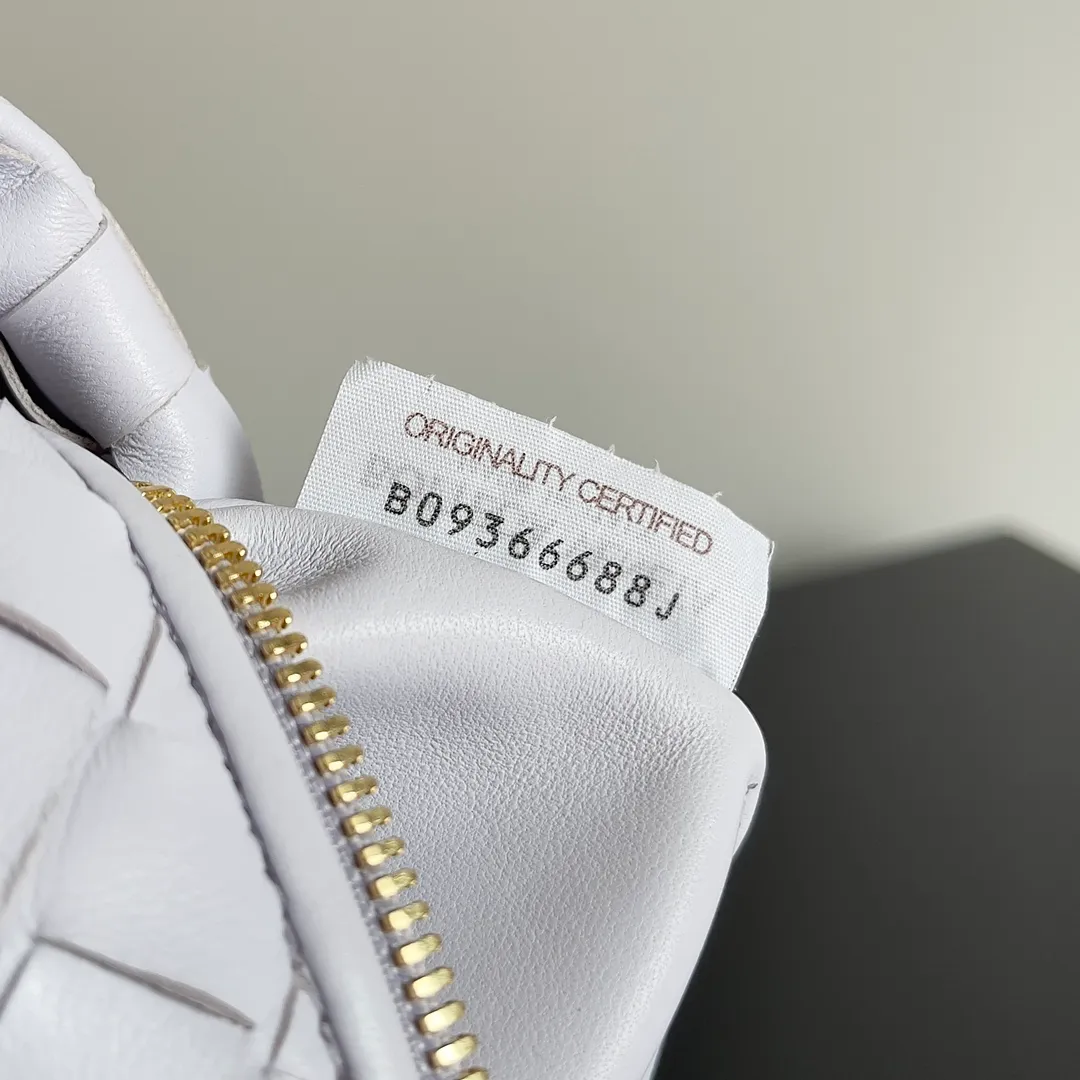 Batch 1120 Bottega veneta͙.——The latest braided and knotted hobo🔥 The top-grade lambskin leather is very soft, the bag shape is unique, practical and durable. It retains the traditional weaving elements while being a bit more flamboyant ~ Made of hand-woven sheepskin, zipper opening and closing, curved seamless structure, effortless to match. Highly recommended⚠️⚠️⚠️ The highest-end in the market🌈 Welcome to compare [Factory equipped with full package] size: 23x15x5cm.   Model: 651876